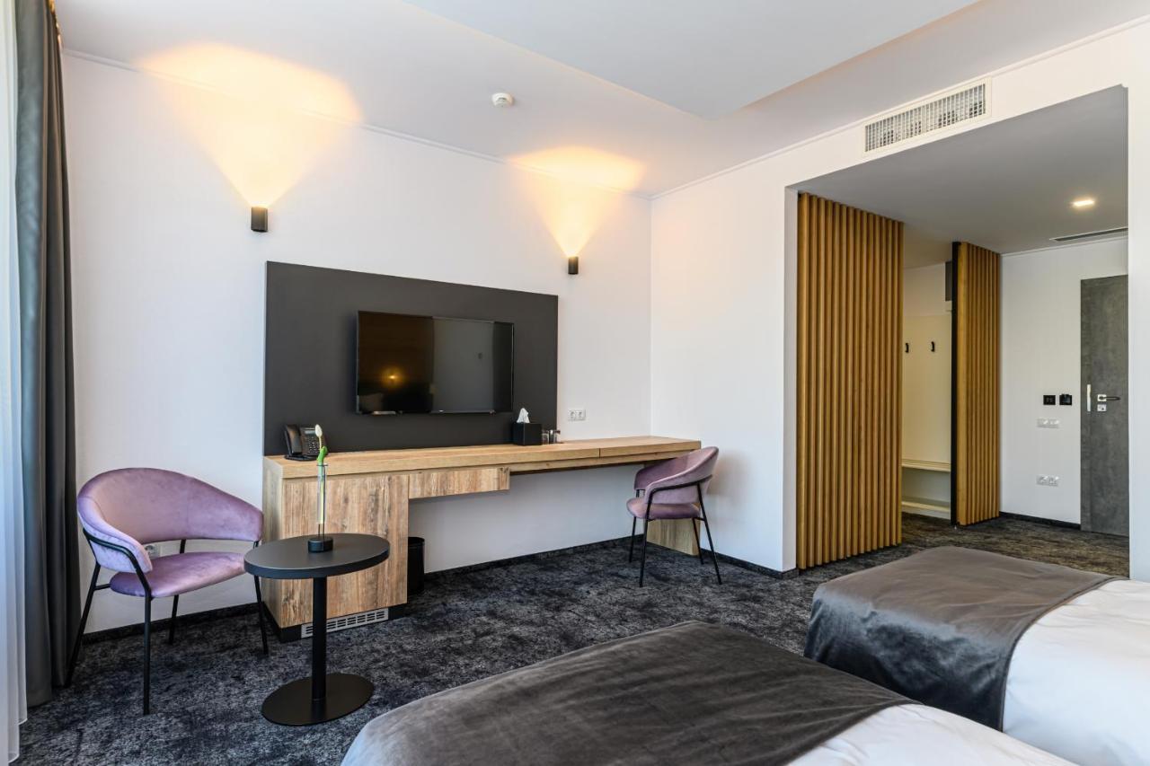 B The Hotel Sfântu-Gheorghe Esterno foto