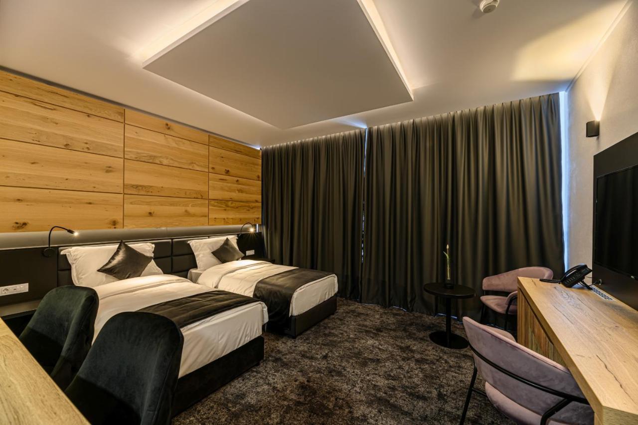 B The Hotel Sfântu-Gheorghe Esterno foto