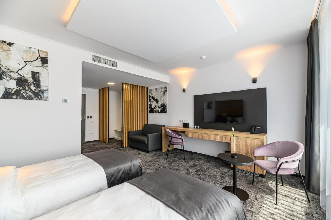 B The Hotel Sfântu-Gheorghe Esterno foto
