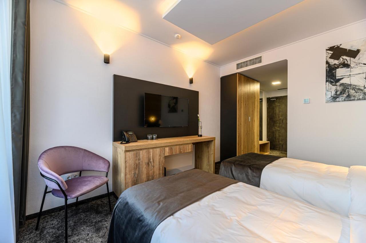 B The Hotel Sfântu-Gheorghe Esterno foto